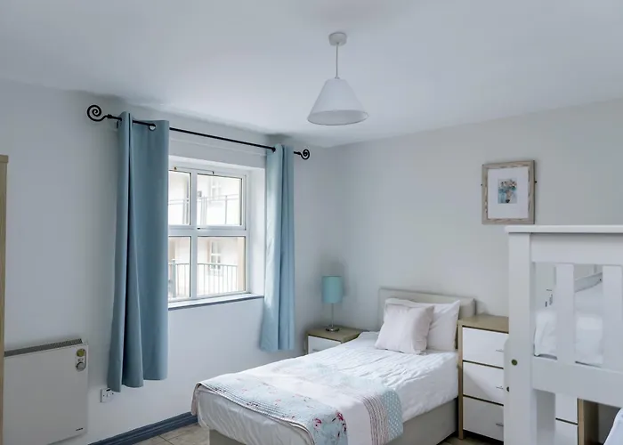 Marine Court Sea View דירה *